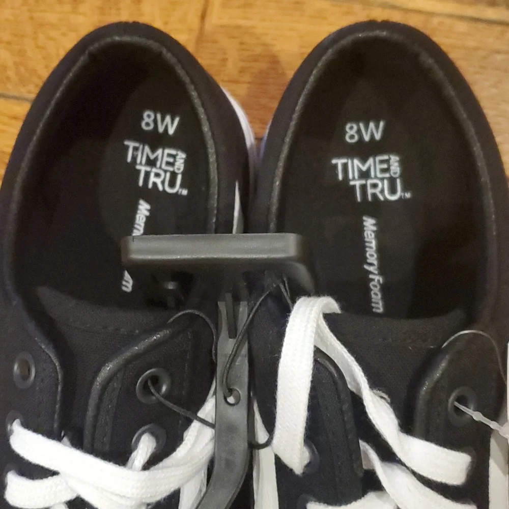 Wide width memory foam sneaker size 8W - Picture 2 of 4